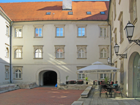 Dorothea in the courtyard of Klovićevi Dvori